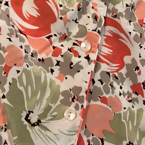 Lot of 2 JONES WEAR 100% SILK Floral Button-Down Top - Picture 5 of 9